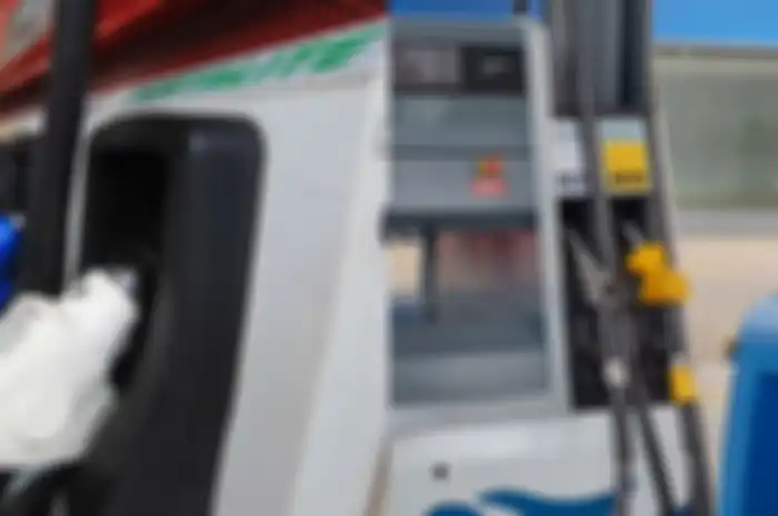 Foto ilustrasi Pertalite (kiri) dan Revvo 89 (kanan). Hasil uji Pertalite dan Revvo 89 bikin kaget, Pertamina buka suara.