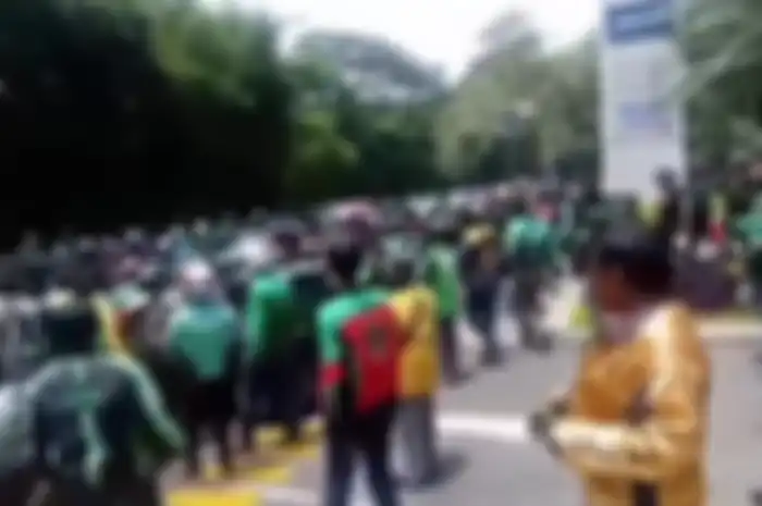 Ratusan driver ojol alias ojek online geruduk kantor di kawasan Setiabudi, Kuningan, Jakarta Selatan.