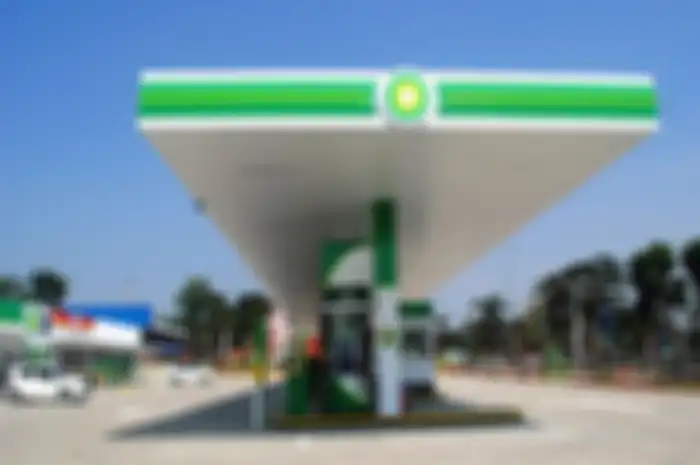 Foto ilistrasi SPBU BP-AKR. Harga BBM pesaing Pertalite turun, cek harga BP 90 terbaru saat ini.