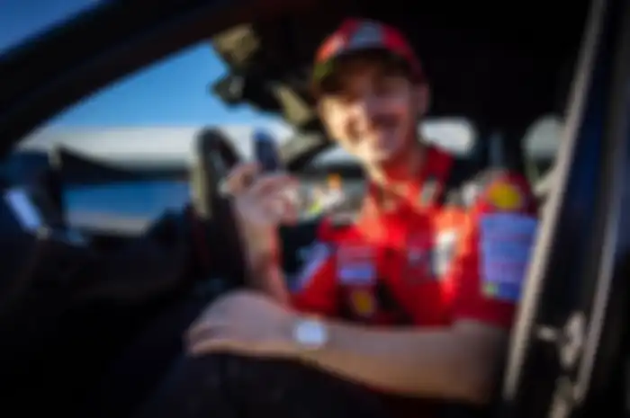 Sudah jadi Juara Dunia MotoGP 2022, Francesco Bagnaia juga mendapatkan BMW M3 seharga Rp 1,8 milyar.