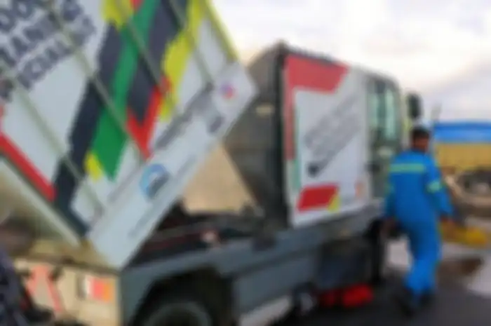 Jelang WSBK Indonesia 2022, mobil road sweeper semakin rajin membersihkan kotoran dari permukaan aspal baru Sirkuit Mandalika.
