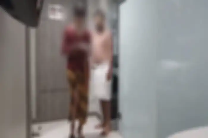 Polisi nggak pake lama. Wanita kebaya merah akhirnya masuk bui. Foto wajah pemeran video viral tanpa topeng di kantong polisi.