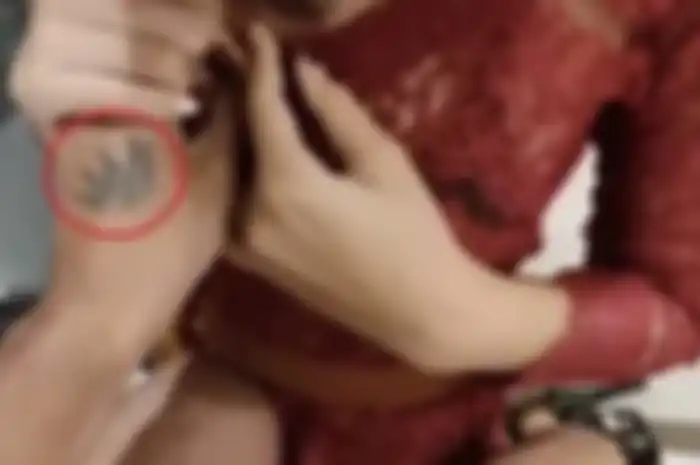 Pemeran video viral yang merekam aksi hubungan badan wanita kebaya merah tekuk lutut. Foto tanda di tubuhnya bikin cepat tertangkap.