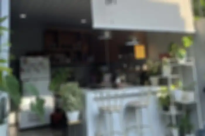 Desain dapur terbuka rumah tipe 36 sengaja mengadopsi trik begini. Area memasak jadi nggak sumpek. Foto hasilnya tampak beda.