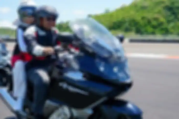 Gubernur NTB Zulkieflimansyah jajal aspal baru Sirkuit Mandalika, sarankan penonton WSBK Indonesia 2022 datang pakai motor.