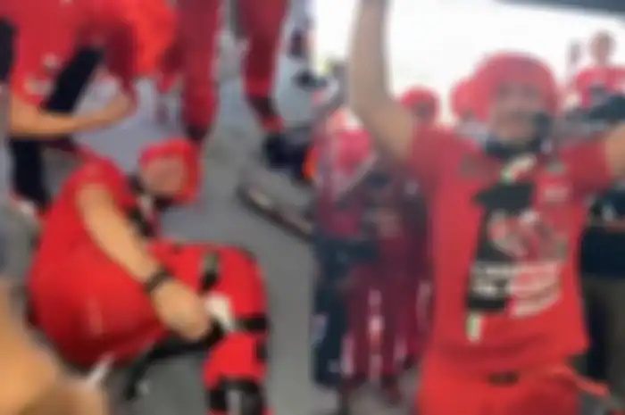 Kepala mekanik Jack Miller di Ducati, Christian Pupulin diikat dan diangkut ke paddock KTM.