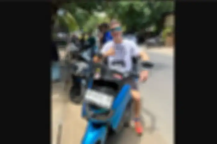 Eks murid Valentino Rossi di VR46 Academy, Lorenzo Baldassarri sudah tiba di Lombok dan berkeliling naik Yamaha NMAX jelang WSBK Mandalika. 