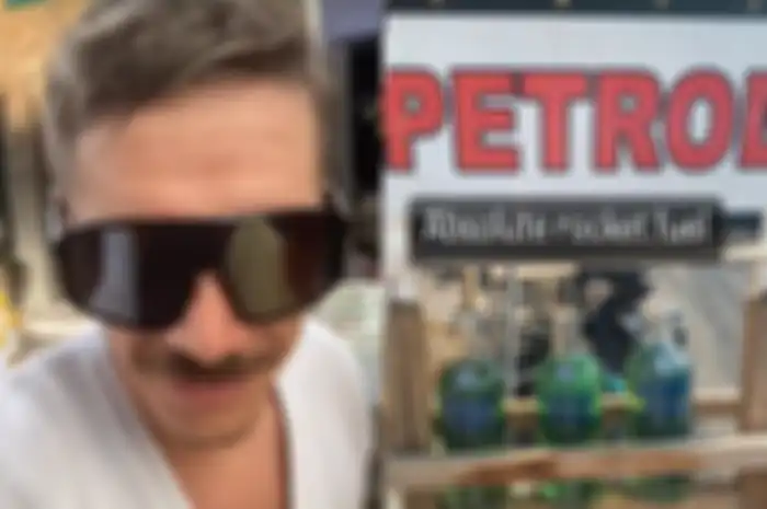Pembalap WSBK Mandalika 2022 Scott Redding kaget ada yang jualan bensin eceran pakai botol miras di Bali.