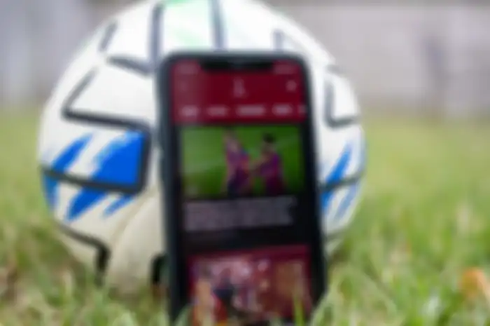 Ilustrasi nonton Piala Dunia 2022 di smaertphone pakai paket internet Tri yang dijual dengan harga di bawah Rp 50.000.