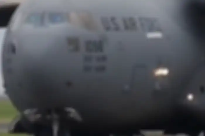 Inilah foto penampakan pesawat super gede milik US Air Force yang mendarat di Bali. Warga sampai dibikin melongo. 