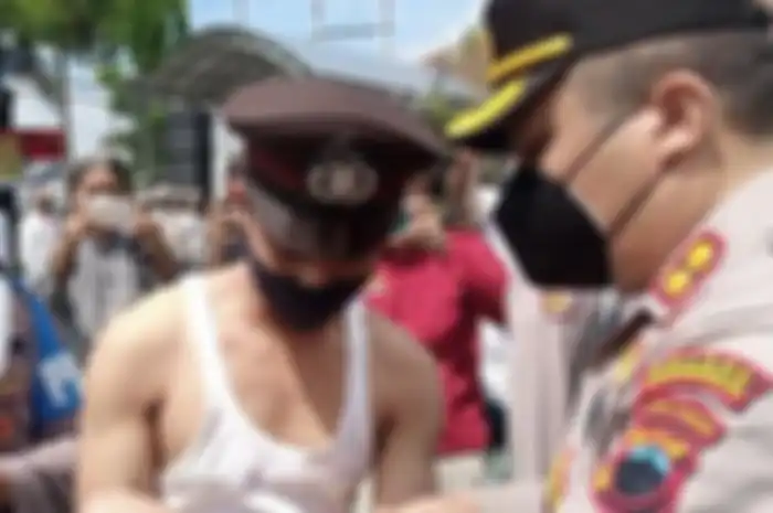 Bintara polisi Aipda Aziz Lupi pasrah saat foto seragam dinasnya dilucuti sengaja disebarkan di media. Bersalah karena selingkuhi istri TNI.