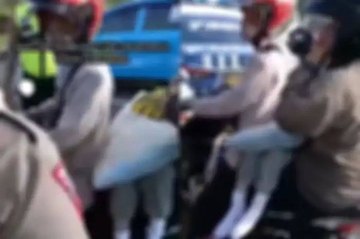 Pemotor Honda BeAT bawa anak sakit distop polisi, endingnya bikin netizen angkat jempol alias salut.