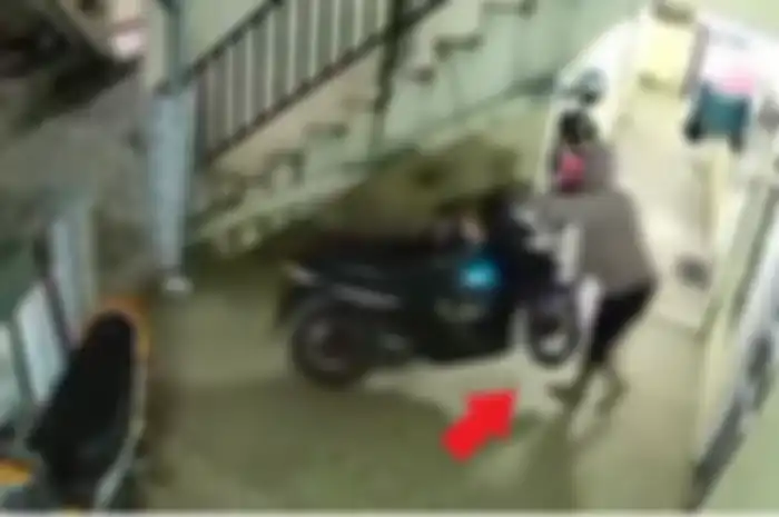 Trik baru maling motor di Bekasi, angkat roda depan lalu buka pakai kunci magnet.