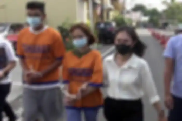 Ternyata 1 pemeran video viral wanita kebaya kebaya merah mengalami gangguan jiwa. Foto tersangka sengaja disebarkan.