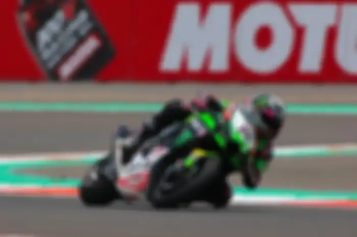 Pembalap Kawasaki Racing Team sekaligus rekan setim Jonathan Rea, Alex Lowes kagum dengan keramahan warga jelang WSBK Mandalika 2022.