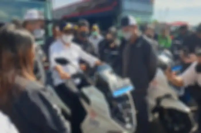 Menteri Perhubungan Budi Karya jajal motor listrik Alva One