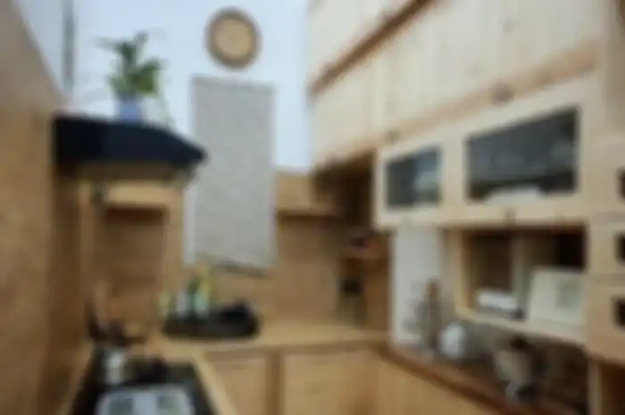 Desain lemari dapur kayu sengaja dirancang memakai trik ini agar area memasak makin terasa hangat. 7 foto aplikasinya dikulik.