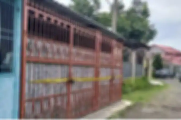 Penghuni rumah sekeluarga tewas misterius tinggal tulang berbalut kulit. Foto desain pagar rumahnya jadi sorotan.