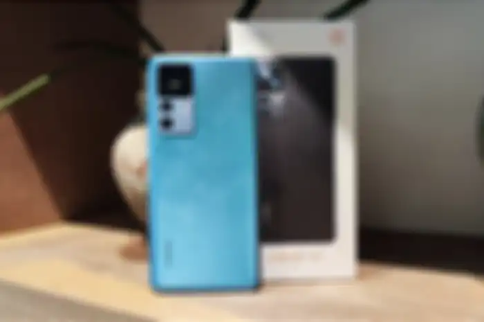 Ilustrasi harga HP second Xiaomi 12T 5G yang dijual bersama kotak pembelian.