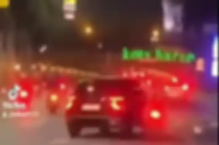 Video pemotor ditabrak pengemudi Hyundai Creta di Harapan Indah, Bekasi pada Rabu (9/11/2022), pelaku langsung tancap gas.
