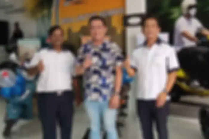 TVS  bagi-bagi berlian untuk masyarakat tanpa diundi disela pembukaan dealer baru di Jalan KH Hasyim Ashari No 20 Cipondoh, Tangerang. 