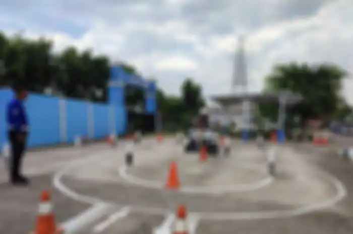 Polisi kasih izin latihan sebelum ujian praktik SIM baru. Biar lancar dan anti grogi nih!