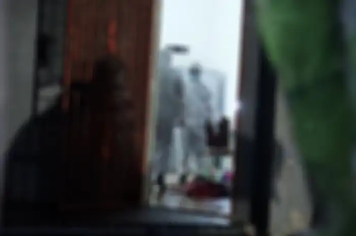 Foto interior rumah keluarga yang tewas di Kalideres sulit didapat. Polisi sengaja taburi kopi biar tetangga tak rasakan ini.