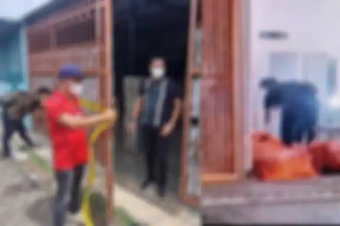 Satu keluarga di Citra Garden, Kalideres, Jakarta Barat, ditemukan tewas dalam kondisi membusuk, Kamis (10/11/2022). Tiga dari empat jenazah telah diberi kapur barus agar tidak membusuk. 