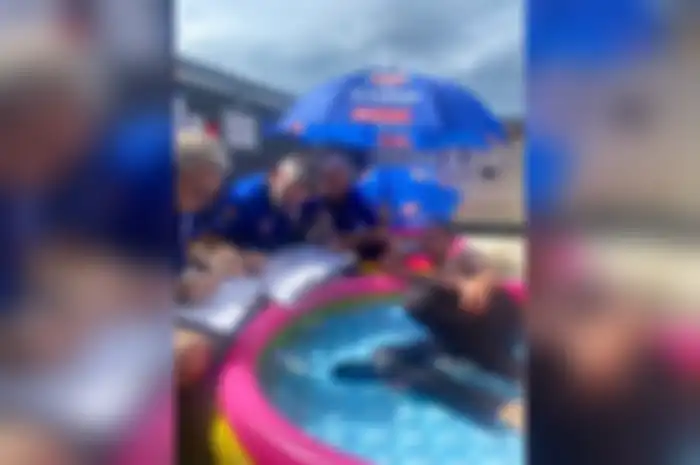  Toprak Razgatlioglu rapat teknis dengan tim di sela-sela WSBK Mandalika 2022 sambil berendam di kolam karet.