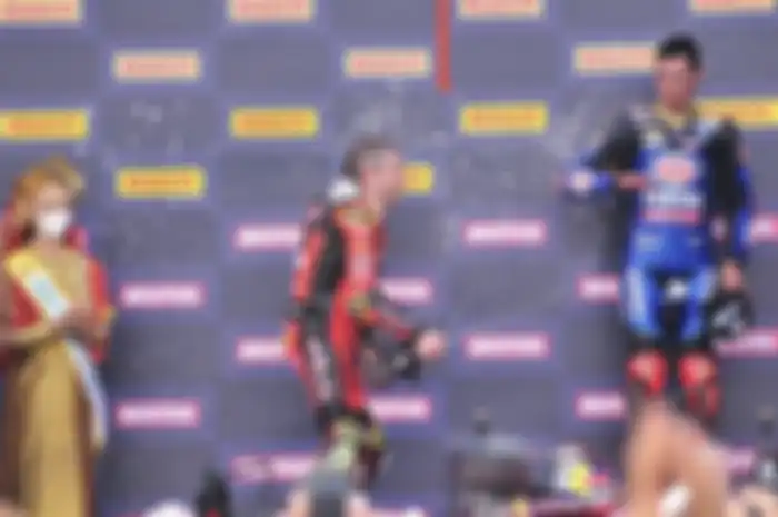 Toprak Razgatlioglu geram saat disemprot sampanye oleh Alvaro Bautista