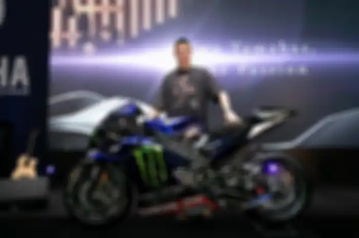 Fabio Quartararo jalani liburan balapan MotoGP main ke EICMA 2022 dapat kado Yamaha M1 2022 dan berpakaian santai sambil meyapa Selamat Minggu