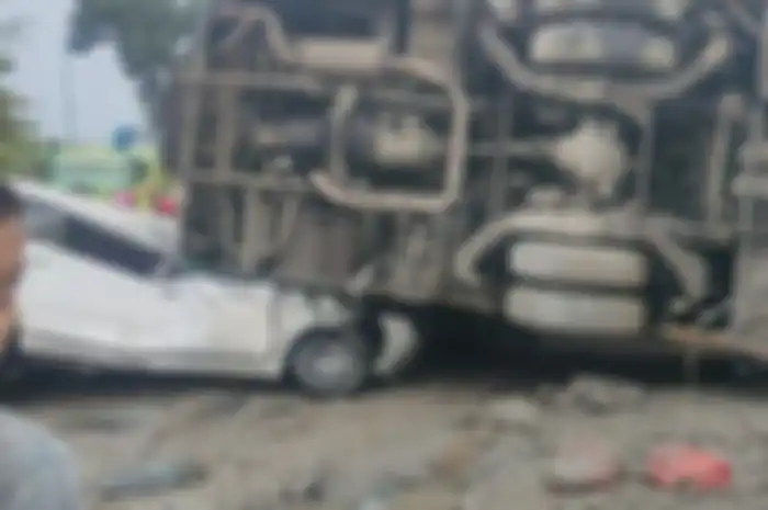 Foto mobil sejuta umat ditindih bus oleng sampai gepeng masih menyimpan hikmah. Syukurlah sopir keluar dalam kondisi begini.