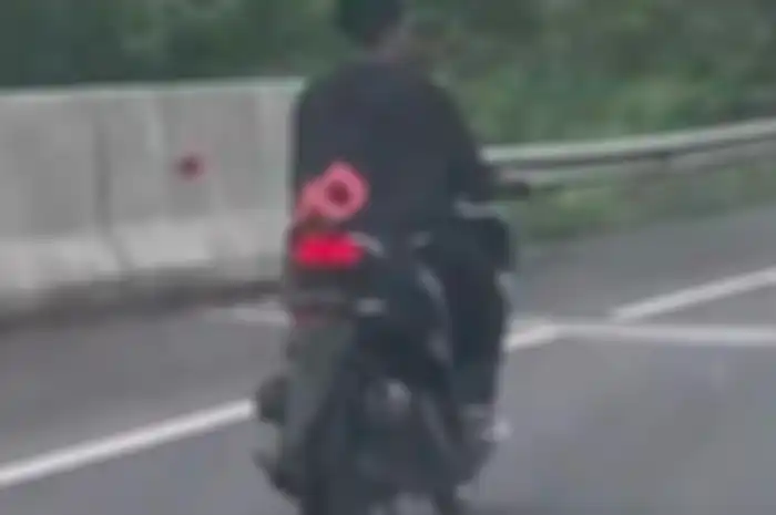 Detik-detik pemotor Honda Vario tanpa dosa masuk jalan tol dengan tanpa pelat nomor dan tidak memakai helm.