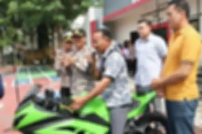 Dofir, warga Gresik kembali bersatu dengan motor Kawasaki Ninja 250 miliknya yang hilang 6 tahun lalu.