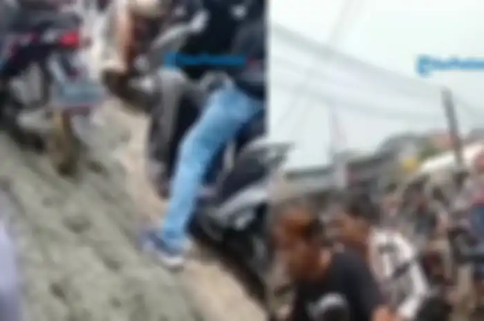 Ratusan pemotor terobos jalan yang baru dicor di di jalan sekitar Pasar Ciampea, Kabupaten Bogor, Jawa Barat.