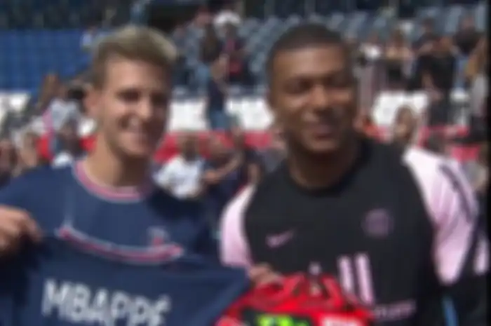 Kedekatan pesepak bola Prancis di Piala Dunia 2022, Kylian Mbappe (kanan) dengan pembalap MotoGP Fabio Quartararo (kiri).