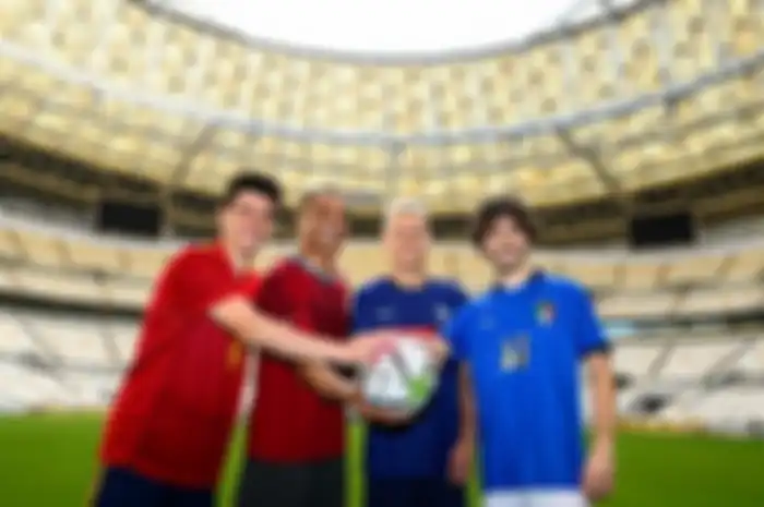 Momen ketika pembalap MotoGP bermain di stadion Piala Dunia 2022 bersama legenda sepak bola, Cafu.