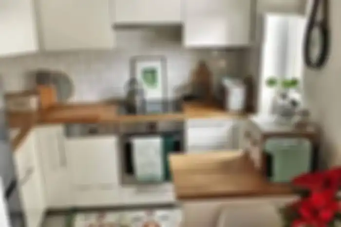Pemilik rumah mungil yang punya masalah biaya renovasi bisa mengakali desain dapur cantik modern pakai 7 trik ini. Lihat foto aplikasinya.
