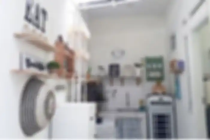 Desain atap dapur kecil sengaja dibuat dengan model begini agar bebas sumpek. Foto hasilnya jadi inspirasi. 
