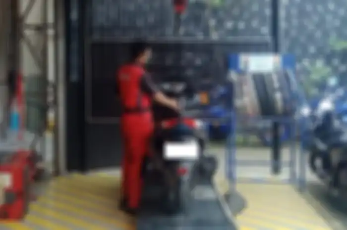 Ilustrasi servis Yamaha NMAX di bengkel resmi.