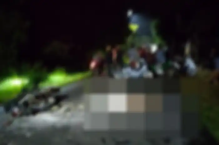 Tabrakan maut di Jember merenggut nyawa seorang pemotor usai adu banteng motor Suzuki Shogun lawan Honda Verza.