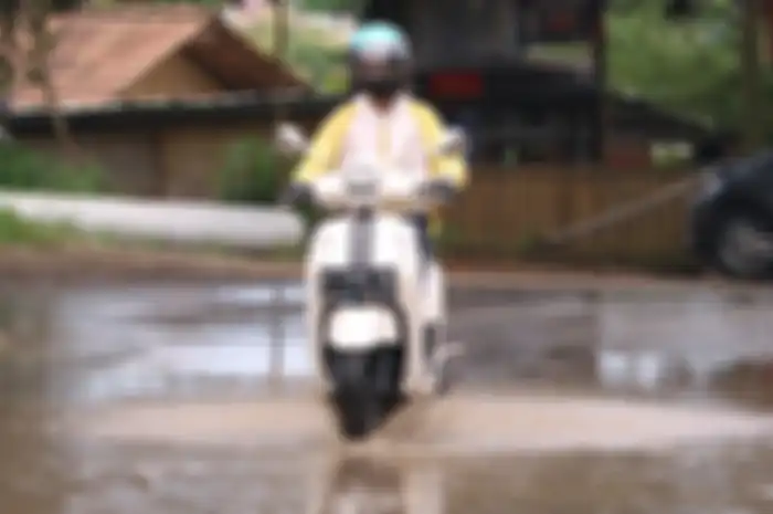 Tips berkendara saat melewati genangan air