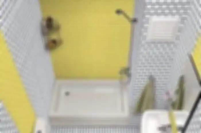 Foto hasil desain kamar mandi kecil yang sengaja dirancang begini tampak semakin lapang. 