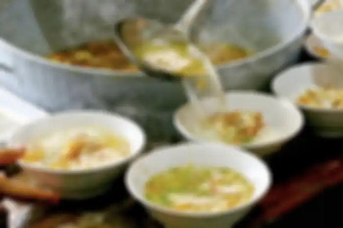 Inilah rekomendasi 5 tempat wisata kuliner di Solo yang dijamin cocok buat sarapan enak. Lihat yuk foto rekomendasinya.