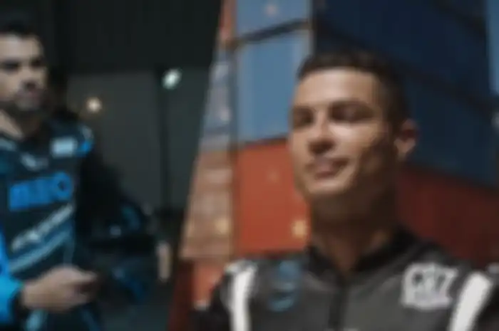 Aksi pemain Timnas Portugal Cristiano Ronaldo jago naik motor bareng pembalap MotoGP Miguel Oliveira.
