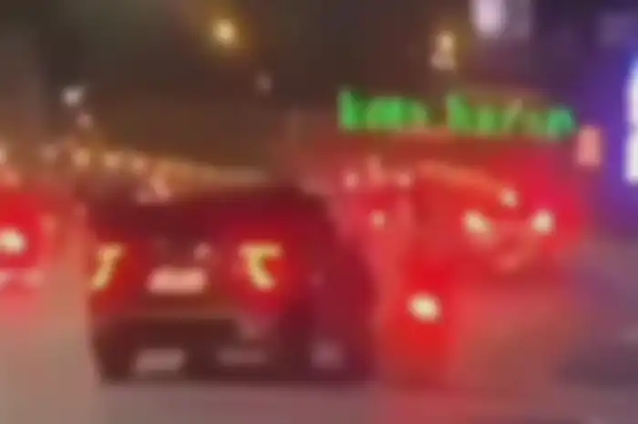 Sadis pengemudi Hyundai Creta sengaja tabrak pemotor yang ternyata anak Anggota DPRD Bekasi, pelaku belum tertangkap sampai saat ini.