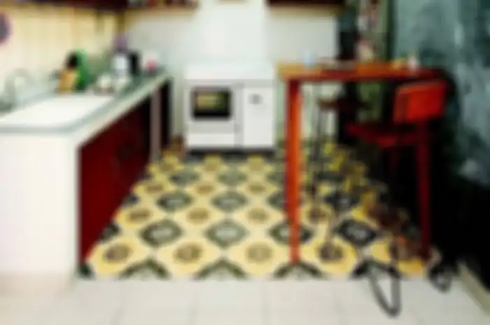 Foto desain dapur tampak semakin klasik karena lantainya dilapisi material ini. Mertua pemilik rumah mungil sampai melogo. 