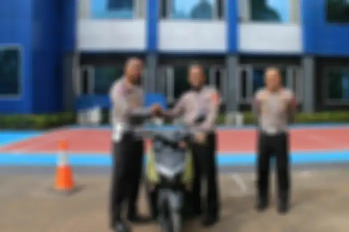 Momen Aiptu Hendro mendapatkan penghargaan berupa satu unit motor Yamaha Gear 125 berkat dedikasinya sebagai polisi lalu lintas humanis. 