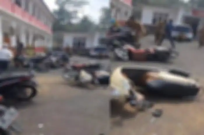 Detik-detik guncangan gempa di Cianjur mengakibatkan belasan motor ambruk.