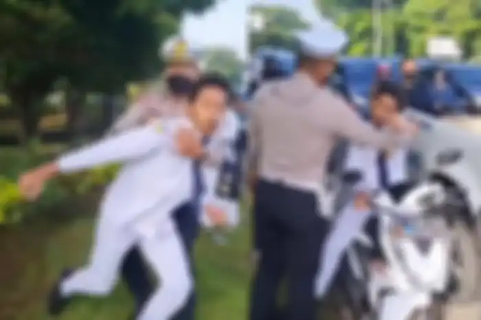 Bocah SMP tidak menggunakan helm marah-marah dan mengeluarkan kata-kata kasar